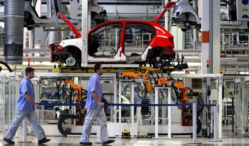 Indústria automobilística bate recorde de vendas em 2011 (Foto: CLAYTON DE SOUZA/AGÊNCIA ESTADO) Indústria automobilística bate recorde de vendas em 2011