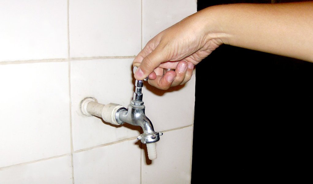 Água racionada no Grande Recife (Foto: Divulgação) Água racionada no Grande Recife