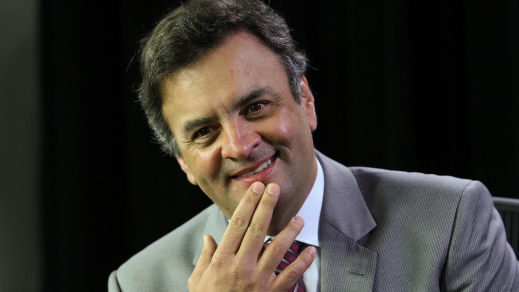 Aécio vê 2013 como ano do grande recomeço Aécio vê 2013 como ano do grande recomeço