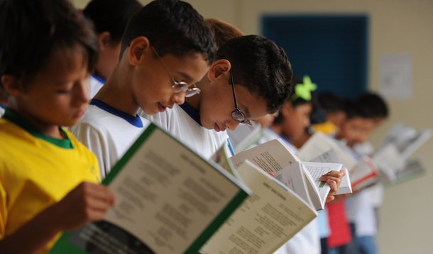 Brasileiro lê, em média, quatro livros por ano (Foto: Marcello Casal Jr / Agência Brasil) Brasileiro lê, em média, quatro livros por ano