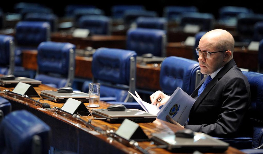 Só, Demóstenes sobe ao cadafalso da cassação (Foto: Frame/Folhapress) Só, Demóstenes sobe ao cadafalso da cassação