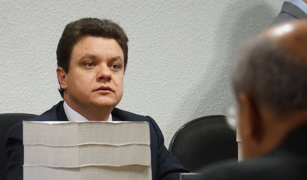 Odair leva mais um cascudo. Agora, do Globo www.brasil247.com - Odair leva mais um cascudo. Agora, do Globo
