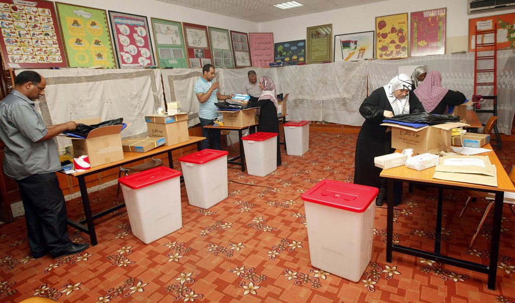 Na véspera de eleições livres, rebeldes líbios fecham refinarias (Foto: REUTERS/Ismail Zitouny) Na véspera de eleições livres, rebeldes líbios fecham refinarias
