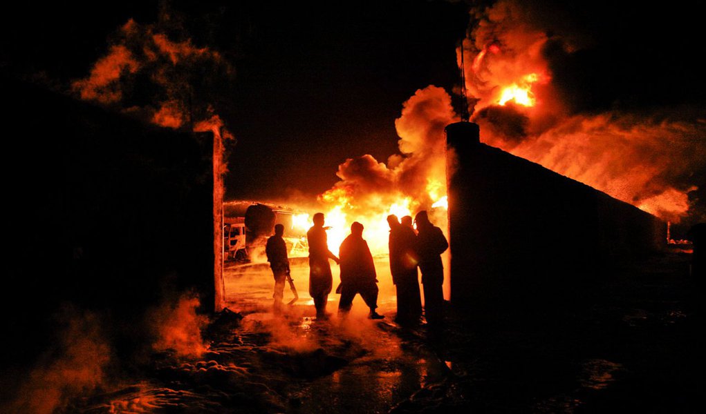 Paquistaneses queimam mais de 20 caminhões da Otan (Foto: NASEER AHMED/REUTERS) www.brasil247.com - Paquistaneses queimam mais de 20 caminhões da Otan
