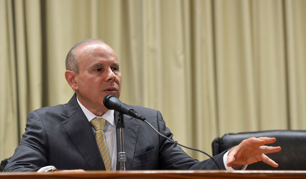 Mantega: trajetória da inflação é descendente nos próximos meses Mantega: trajetória da inflação é descendente nos próximos meses