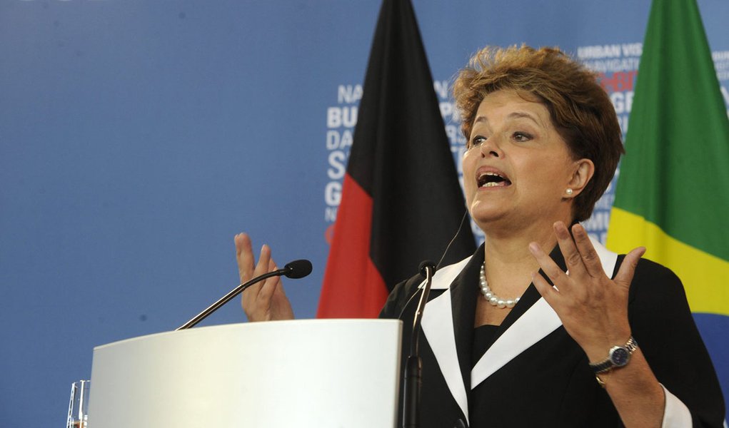 Dilma: crise europeia afetou crescimento do Brasil (Foto: FABIAN BIMMER/REUTERS) Dilma: crise europeia afetou crescimento do Brasil