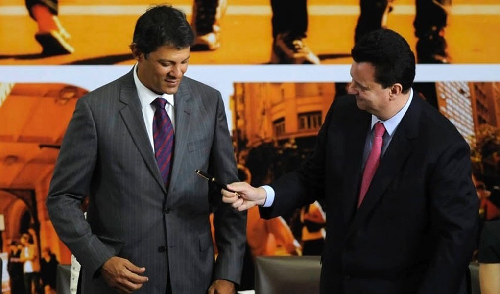 Haddad corta R$ 350 mi em contratos herdados de Kassab Haddad corta R$ 350 mi em contratos herdados de Kassab