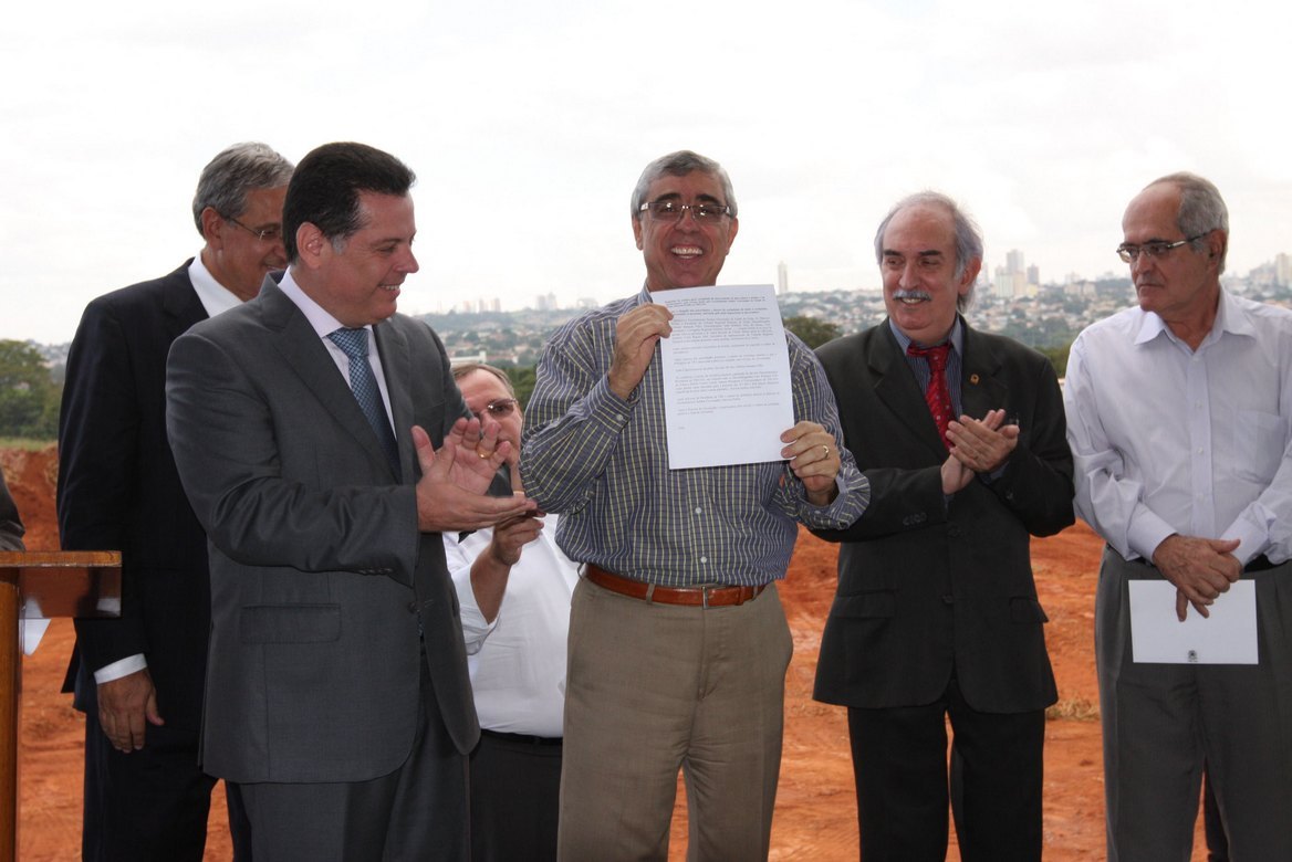 Perillo entrega terreno para construção da nova sede do TRE (Foto: Henrique Luiz) Perillo entrega terreno para construção da nova sede do TRE