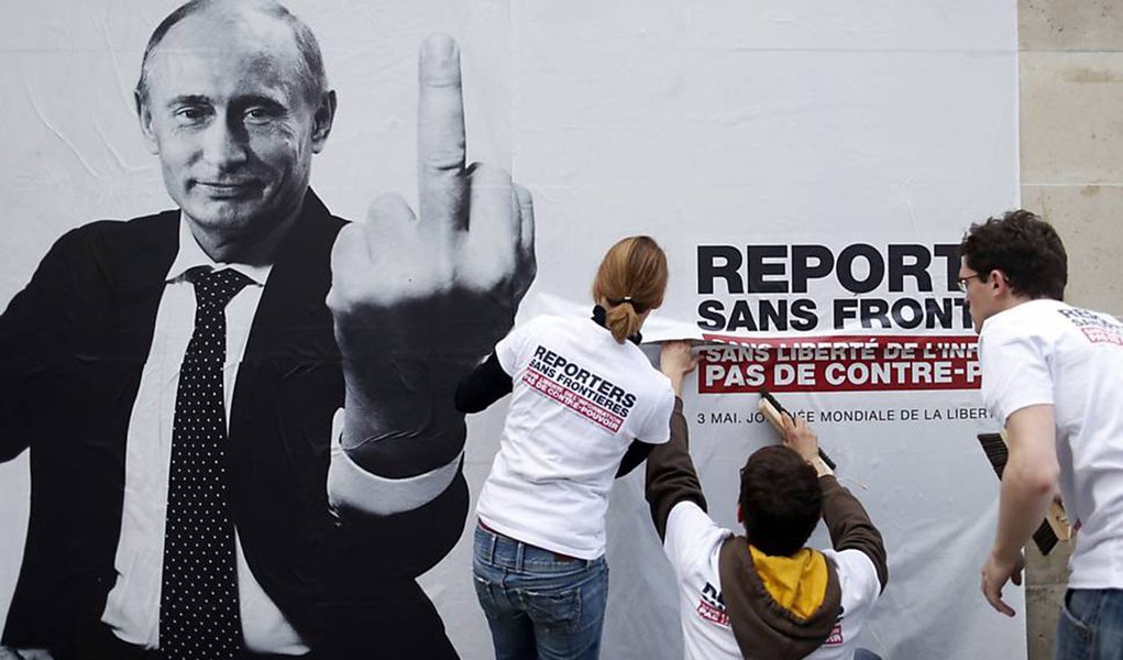 Em cartaz, “predadores da liberdade de informação” Em cartaz, “predadores da liberdade de informação”