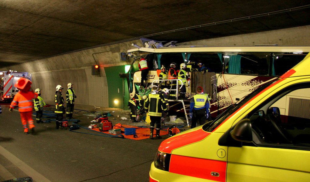 Acidente com ônibus mata 22 crianças na Suíça (Foto: Police Cantonale du Valais/REUTERS) Acidente com ônibus mata 22 crianças na Suíça
