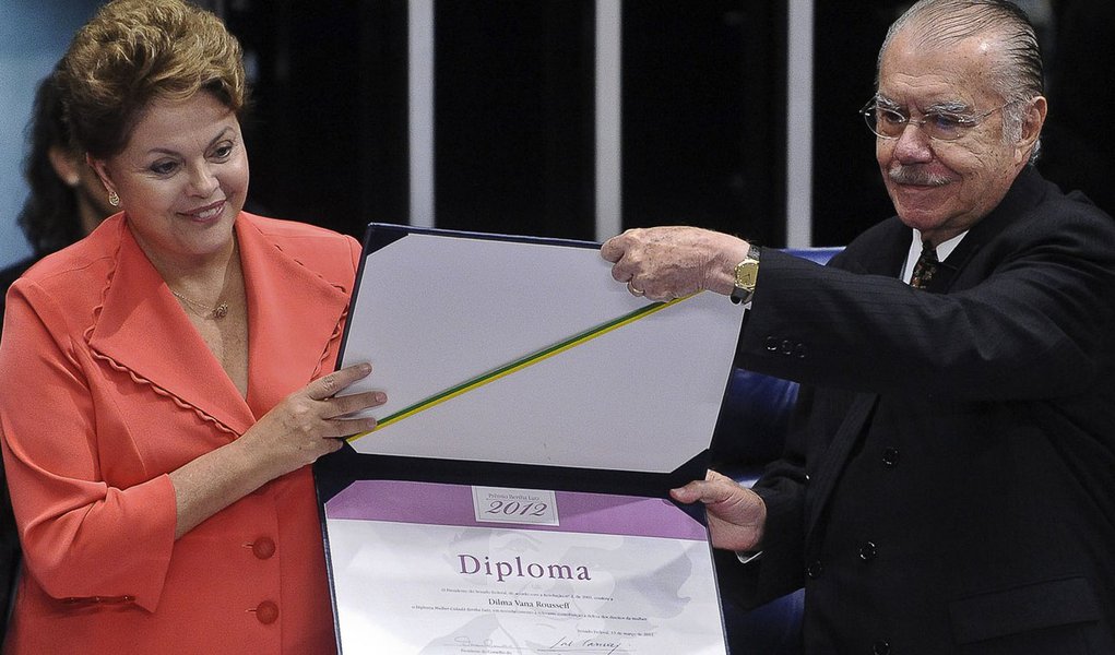 Derrotado, Sarney exalta Dilma. Vem troco? (Foto: Gisele Federicce) Derrotado, Sarney exalta Dilma. Vem troco?