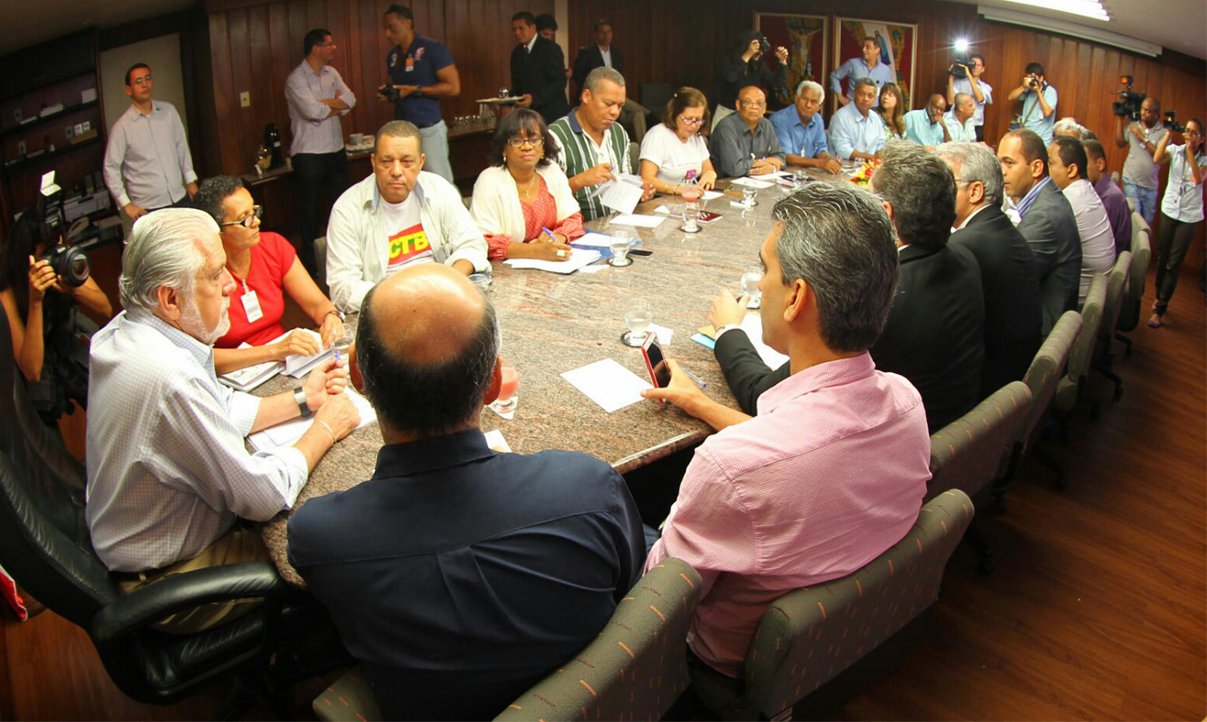 Wagner deixa teimosia e negocia com servidores Wagner deixa teimosia e negocia com servidores