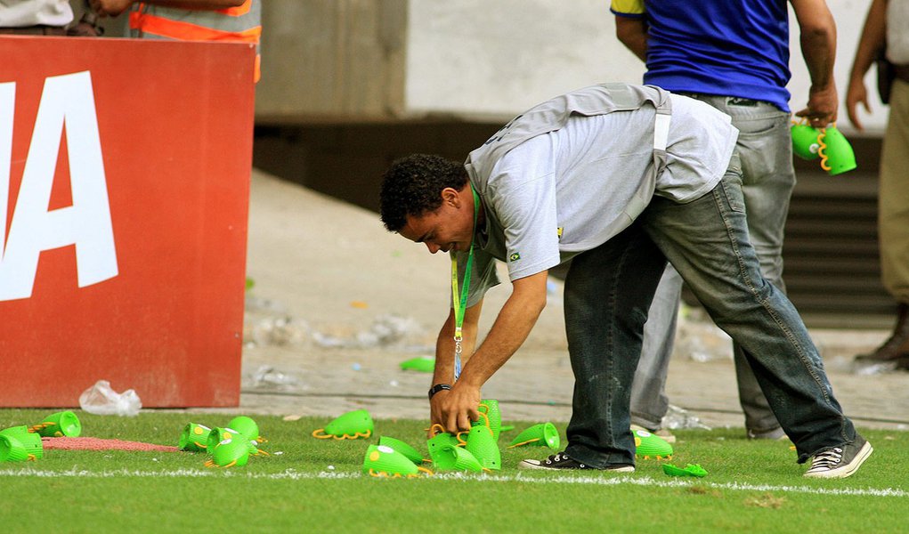 Bamor será punida por atirar caxirolas no campo Bamor será punida por atirar caxirolas no campo