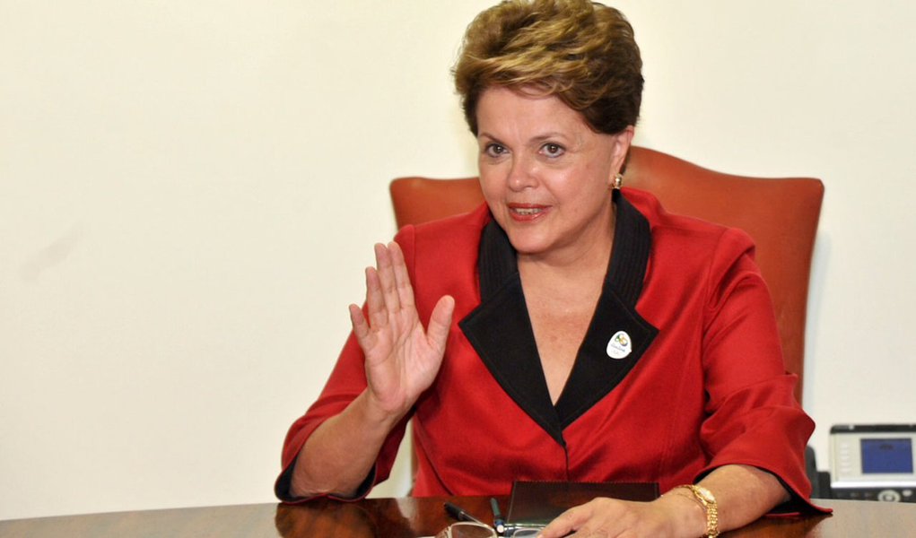 Dilma vai ao Senado pedir paz à base muy amiga (Foto: FABIO RODRIGUES-POZZEBOM/ABR) Dilma vai ao Senado pedir paz à base muy amiga