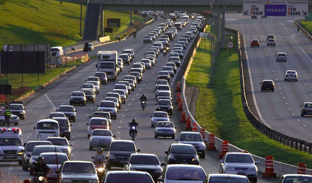Três morrem em acidentes nesta madrugada, na Dutra (Foto: EVELSON DE FREITAS/Agência Estado) www.brasil247.com - Três morrem em acidentes nesta madrugada, na Dutra