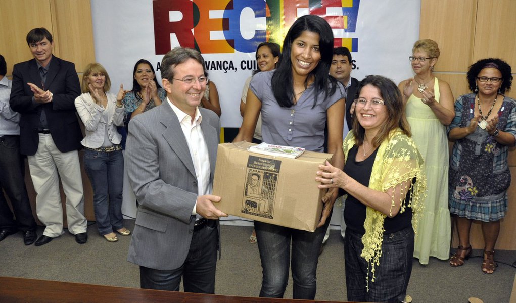 Professores recebem reajuste de 22% no Recife (Foto: Fernando Silva/Pref. Recife) Professores recebem reajuste de 22% no Recife