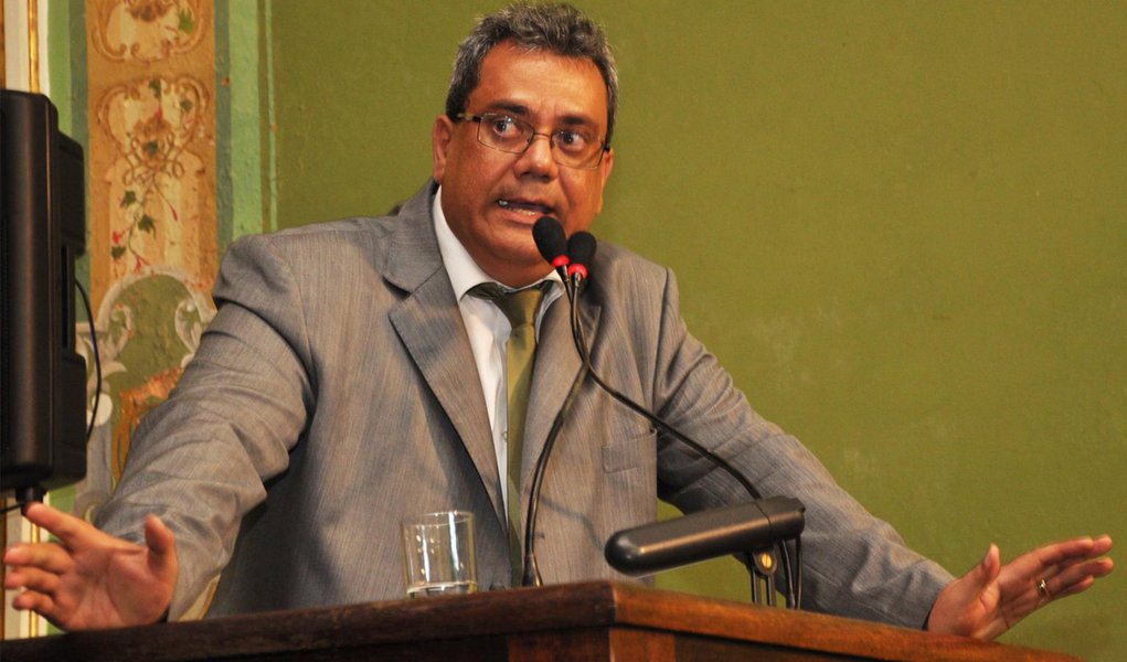 Muniz detona programa de ACM: Domingo é duas e meia Muniz detona programa de ACM: Domingo é duas e meia