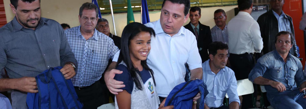 Governo entrega kits para 4,8 mil estudantes (Foto: Henrique Luiz) Governo entrega kits para 4,8 mil estudantes