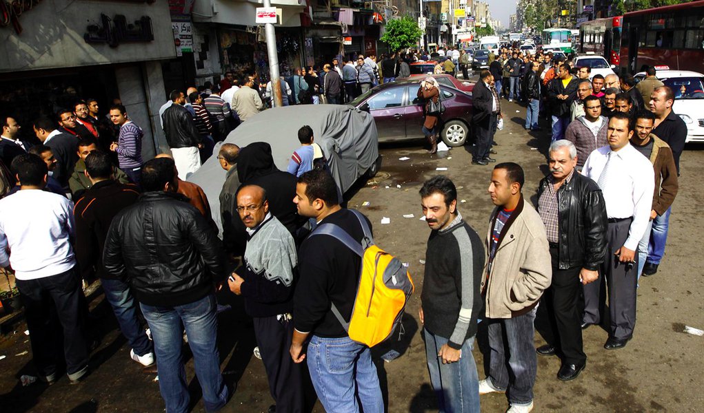 Egípcios ignoram boicote e fazem fila de 3 km para votar (Foto: Goran Tomasevic/REUTERS) www.brasil247.com - Egípcios ignoram boicote e fazem fila de 3 km para votar