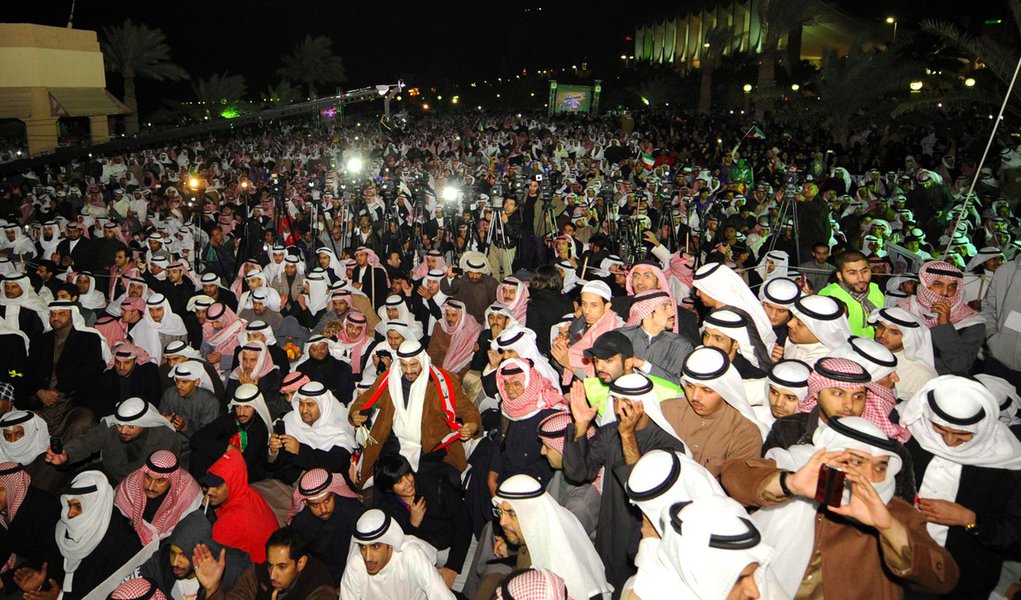 População comemora queda do governo no Kuwait (Foto: Hani Abdullah/REUTERS) www.brasil247.com - População comemora queda do governo no Kuwait