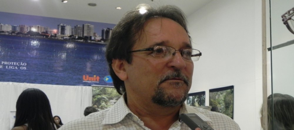 Genival: "Como licenciar obra da 13 de Julho sem estudos?" Genival: "Como licenciar obra da 13 de Julho sem estudos?"