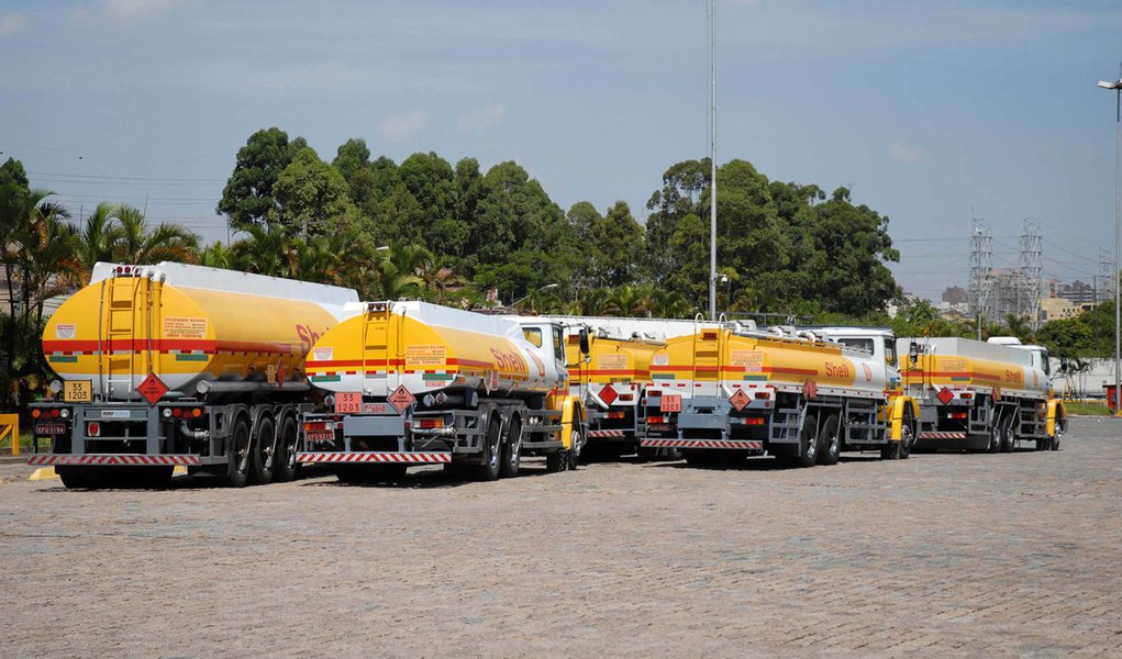 Caminhoneiros ameaçam paralisação nacional (Foto: TéRCIO TEIXEIRA/AGÊNCIA ESTADO) Caminhoneiros ameaçam paralisação nacional