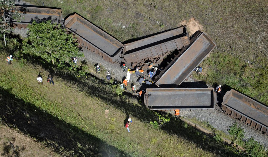 Batida de trens fere três maquinistas em Minas Gerais (Foto: AMADEU BARBOSA/AGÊNCIA ESTADO) Batida de trens fere três maquinistas em Minas Gerais