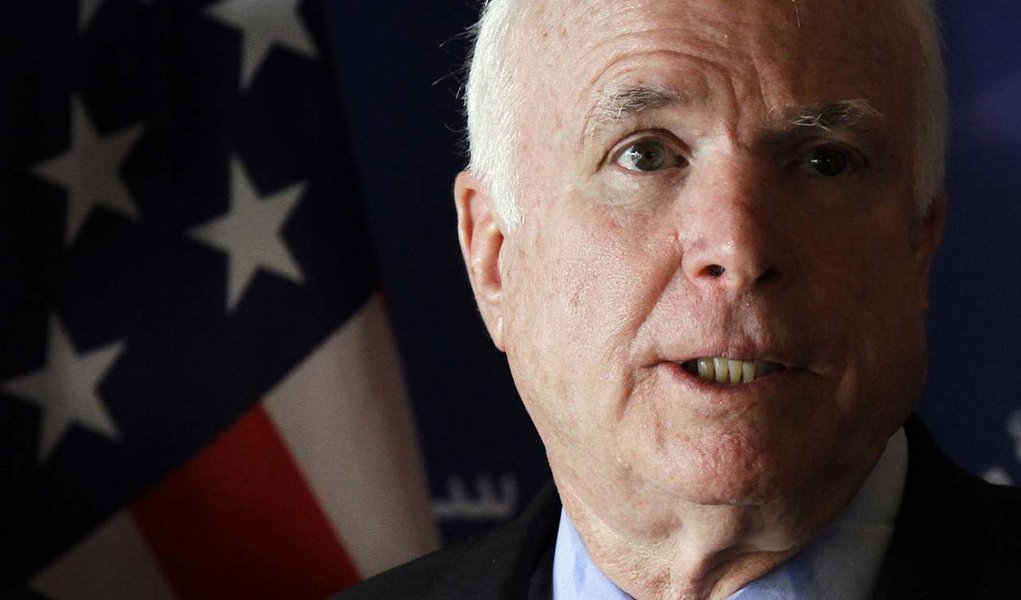 Senador McCain propõe bombardear a Síria (Foto: Anis Mili/Reuters) Senador McCain propõe bombardear a Síria