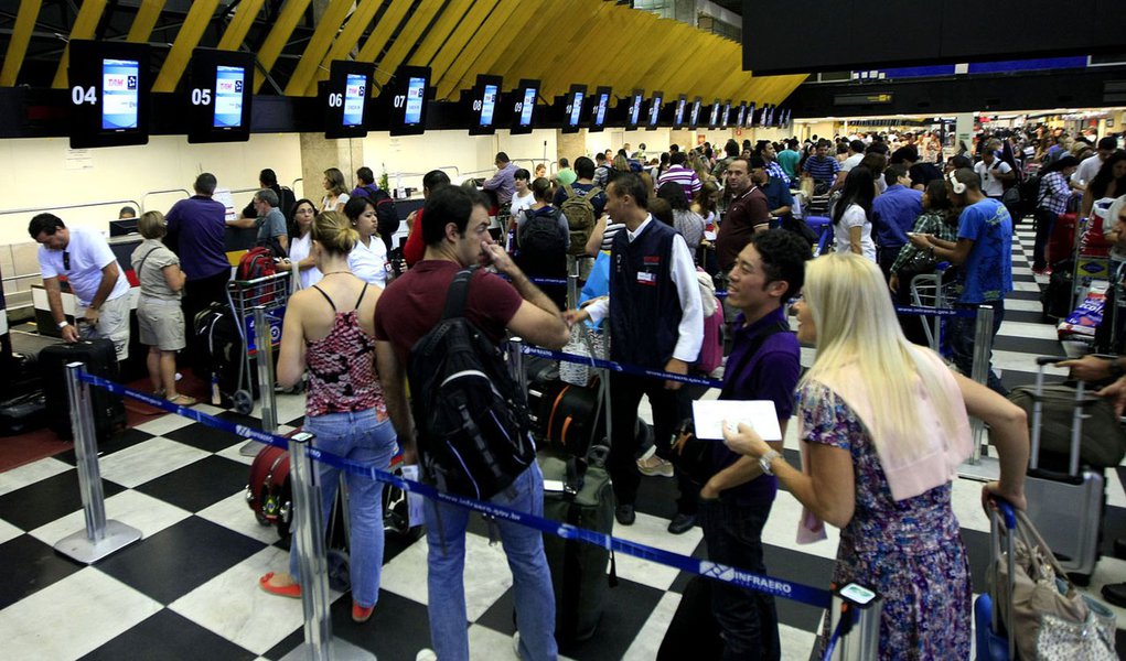 Anac pode suspender venda de bilhetes da TAM (Foto: HELVIO ROMERO/Agência Estado) Anac pode suspender venda de bilhetes da TAM