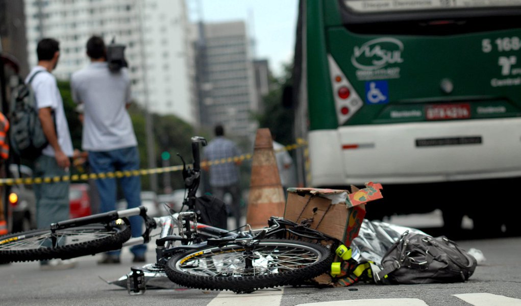Ciclista morre atropelada por ônibus na Paulista (Foto: Anderson Barbosa / AGÊNCIA ESTADO) Ciclista morre atropelada por ônibus na Paulista