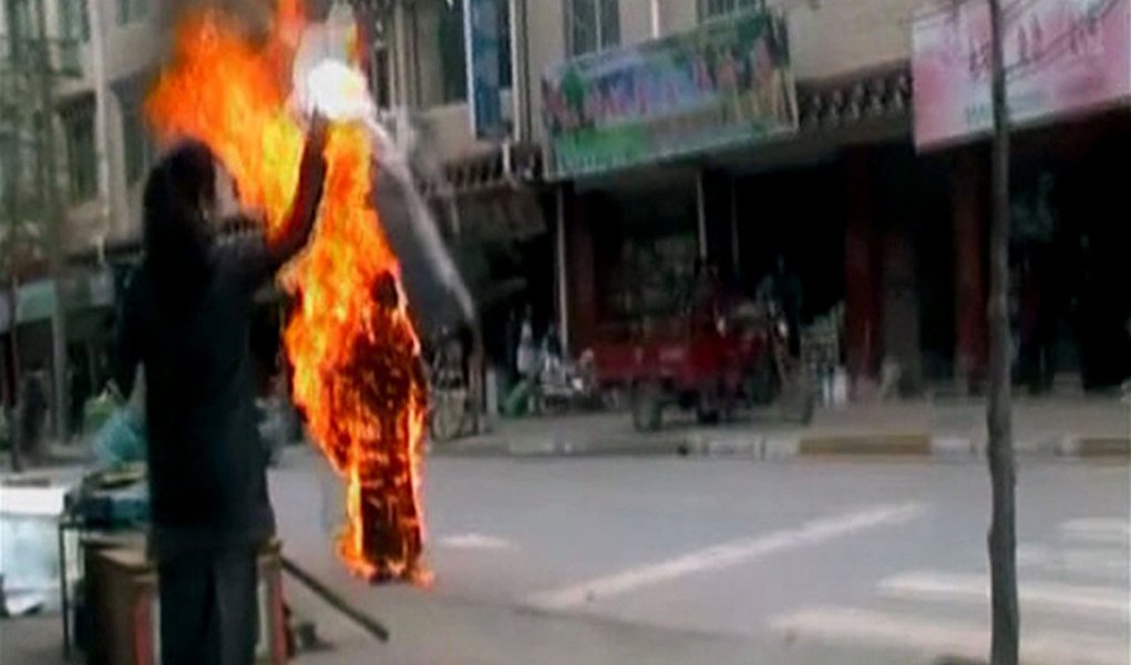 Monja tibetana é filmada pegando fogo (Foto: REUTERS TV) www.brasil247.com - Monja tibetana é filmada pegando fogo