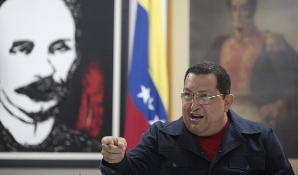 Chávez confirma câncer e diz que começará radioterapia em breve (Foto: Miraflores Palace/Handout/REUTERS) Chávez confirma câncer e diz que começará radioterapia em breve