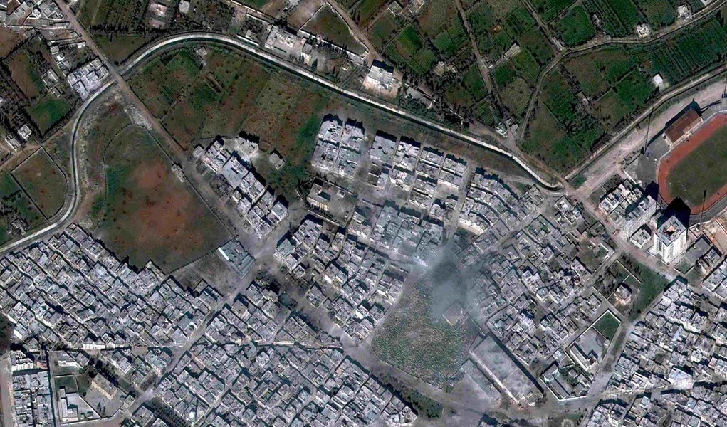 Cruz Vermelha deve entrar hoje em Homs, reduto dos rebeldes (Foto: REUTERS) Cruz Vermelha deve entrar hoje em Homs, reduto dos rebeldes