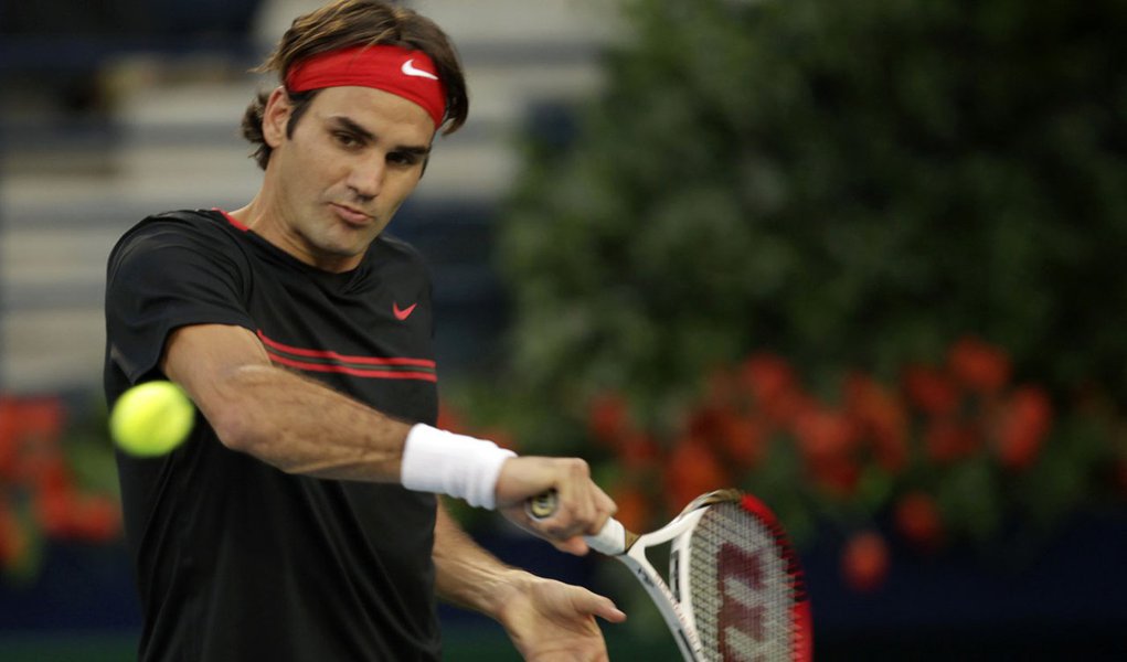 Federer vence Youzhny e avança às semifinais em Dubai (Foto: MOHAMMED SALEM/REUTERS) Federer vence Youzhny e avança às semifinais em Dubai