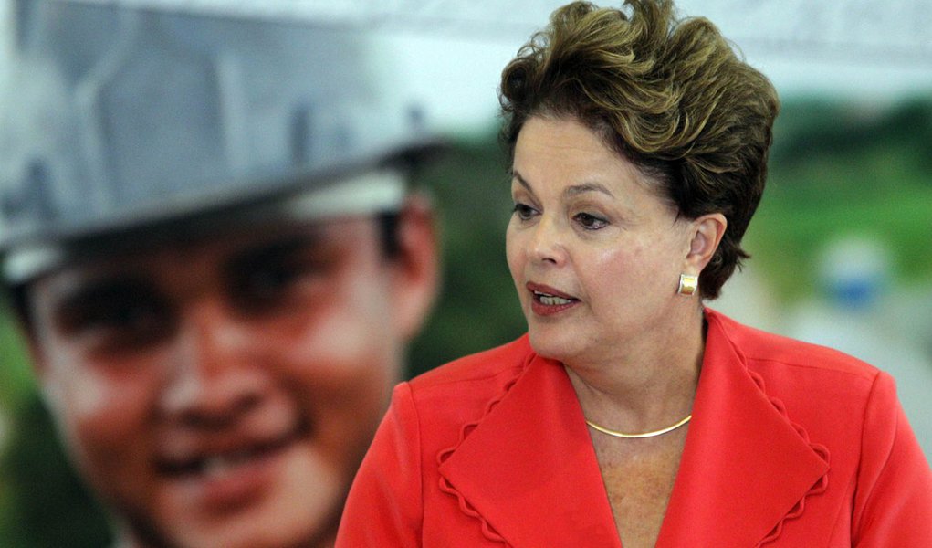 Dilma sai de Brasília em segredo e visita Lula em São Paulo (Foto: UESLEI MARCELINO/REUTERS) Dilma sai de Brasília em segredo e visita Lula em São Paulo