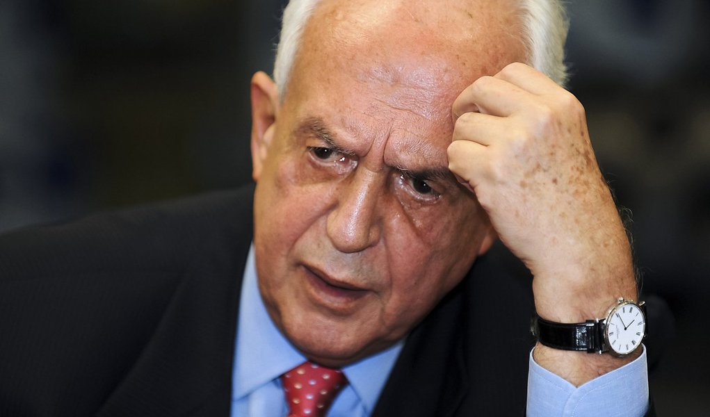 Eita costura difícil essa... (Foto: Divulgação) Eita costura difícil essa...