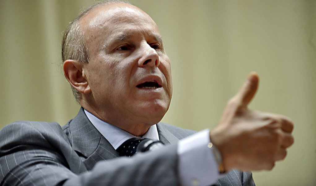 Mantega: Governo não assistirá impassível à guerra cambial (Foto: ELZA_FIUZA -ABr) Mantega: Governo não assistirá impassível à guerra cambial
