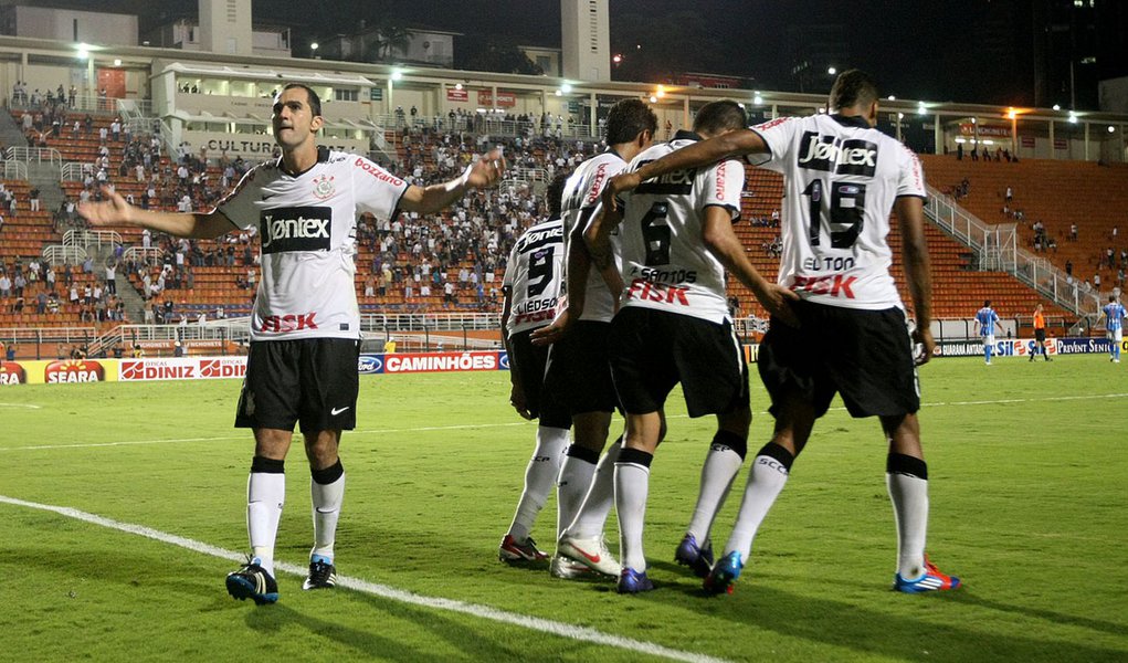 Corinthians, aos 46 do segundo, vira sobre Catanduvense (Foto: JOSÉ PATRÕCIO/AGÊNCIA ESTADO) Corinthians, aos 46 do segundo, vira sobre Catanduvense