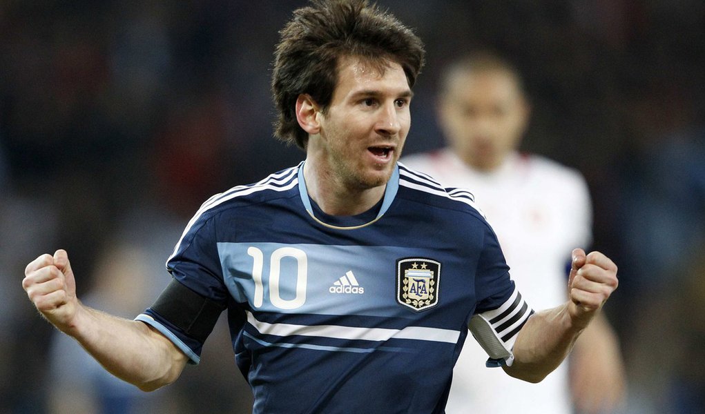Messi faz 3 e comanda vitória da Argentina (Foto: RUBEN SPRICH/REUTERS) Messi faz 3 e comanda vitória da Argentina