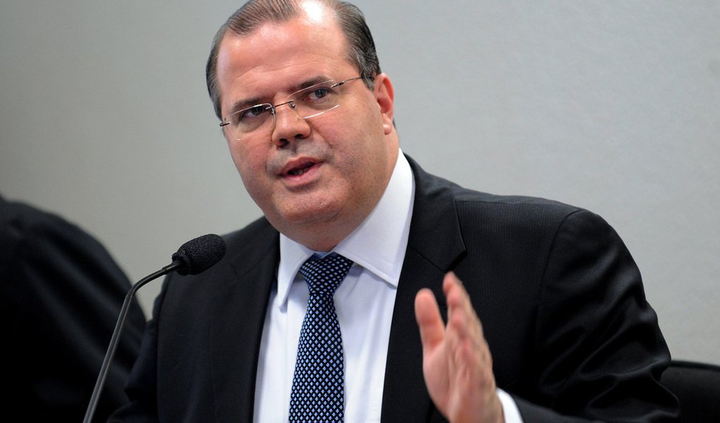 BC seguirá acumulando dólares, garante Tombini (Foto: Wilson Dias/Agência Brasil) BC seguirá acumulando dólares, garante Tombini