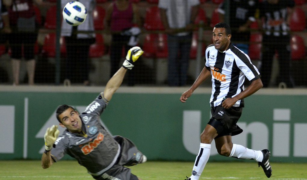 Atlético-MG vence o Coritiba por 2 a 1 (Foto: PEDRO VILELA/Agência Estado) Atlético-MG vence o Coritiba por 2 a 1