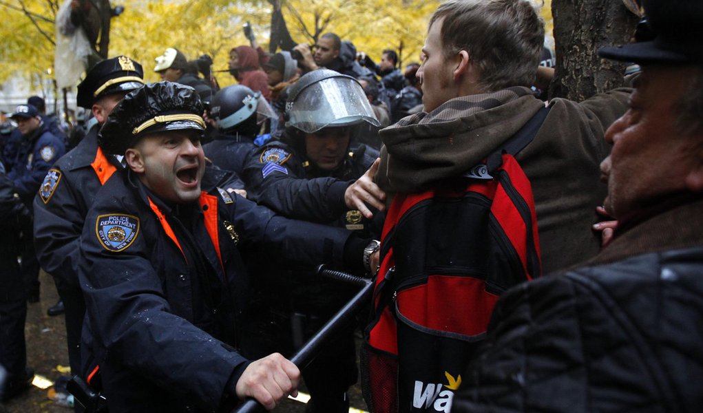 Pelo menos 250 manifestantes são presos em NY (Foto: MIKE SEGAR/REUTERS) Pelo menos 250 manifestantes são presos em NY