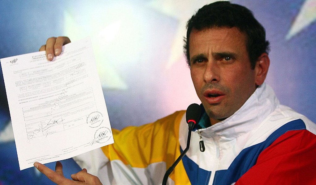 Capriles contesta formalmente resultado das eleições Capriles contesta formalmente resultado das eleições