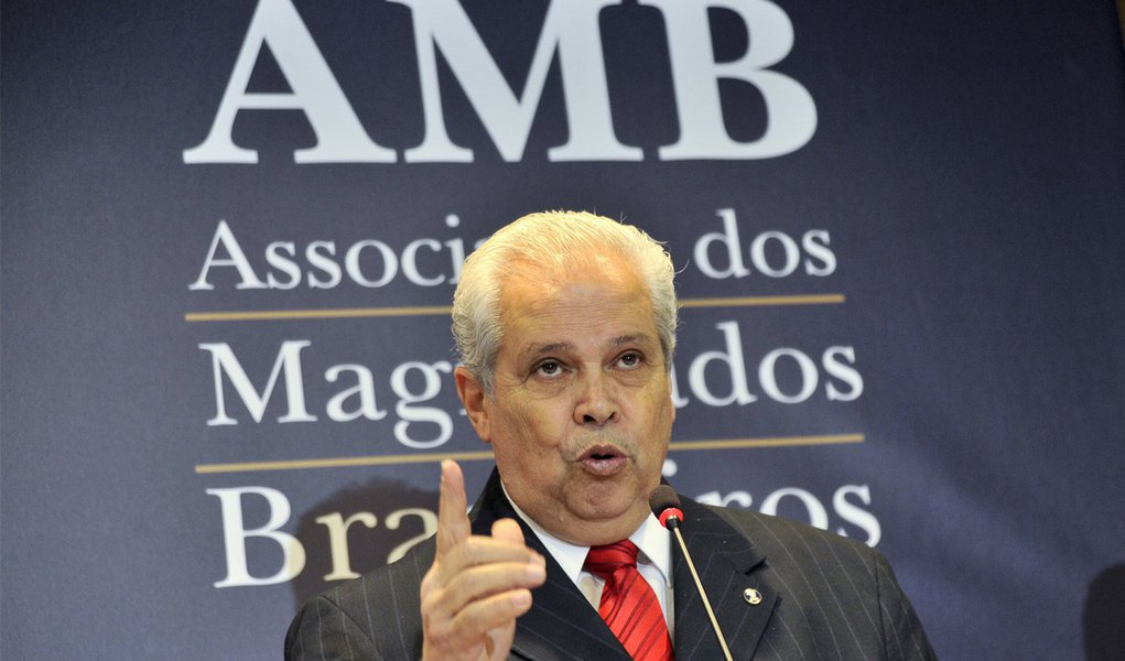 "Estarrecido", presidente da AMB critica ação do CNJ "Estarrecido", presidente da AMB critica ação do CNJ