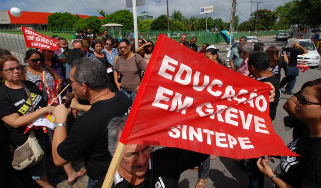 800 mil alunos ficarão sem aulas em Pernambuco 800 mil alunos ficarão sem aulas em Pernambuco