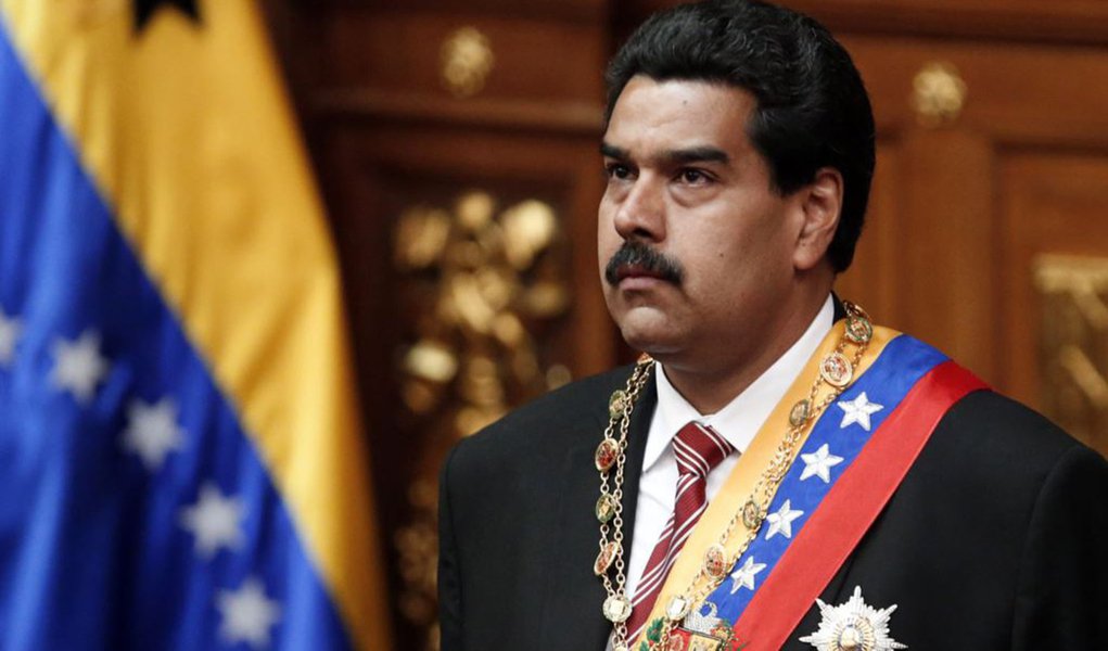 Maduro defende legado de Chávez ao tomar posse Maduro defende legado de Chávez ao tomar posse