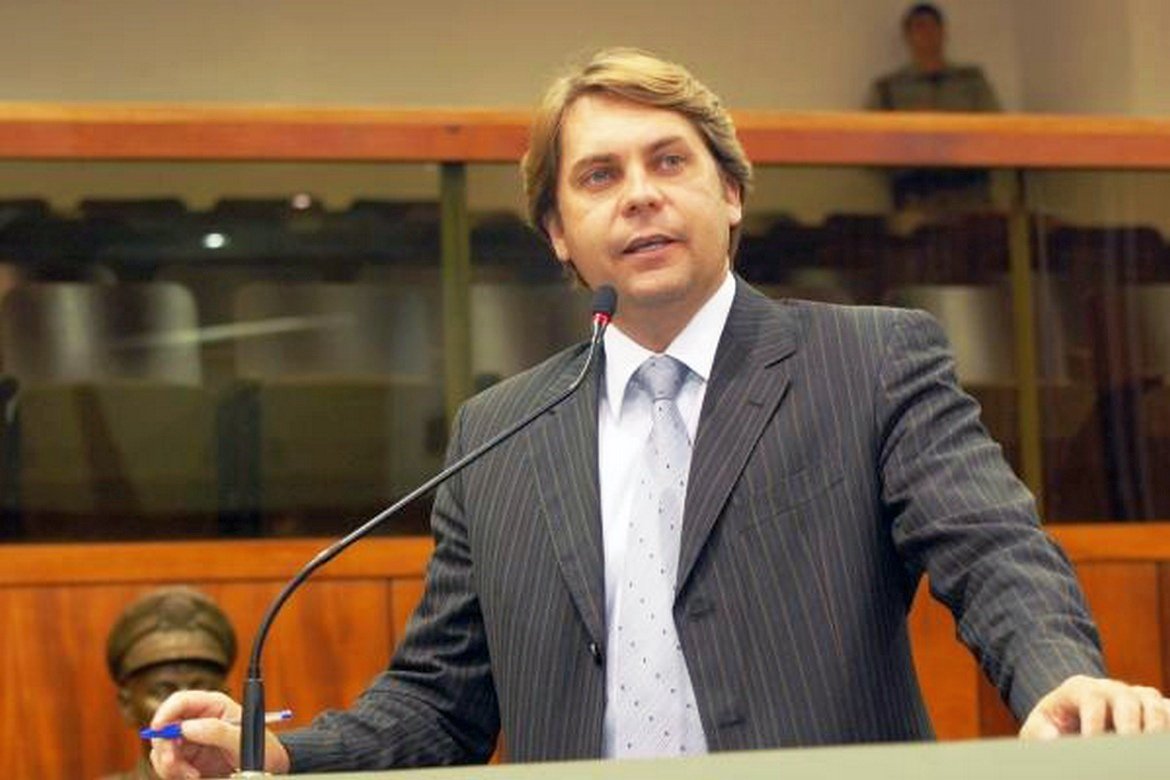 Escudeiro de Iris, Bruno joga confetes em Friboi Escudeiro de Iris, Bruno joga confetes em Friboi