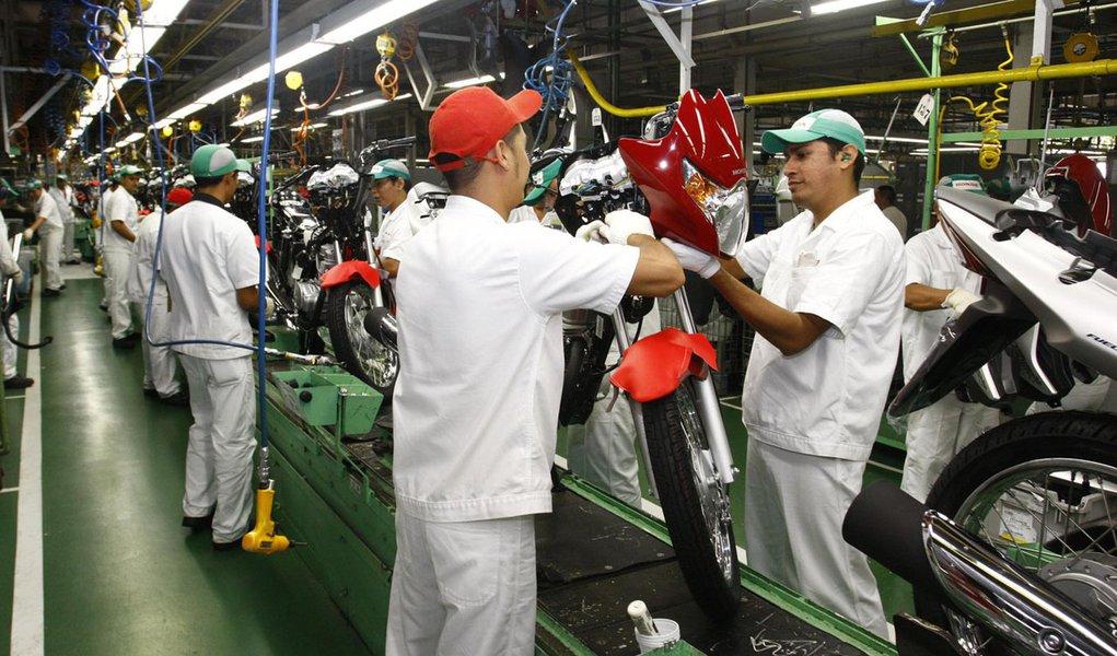 Em março, Brasil abriu 112.450 empregos formais Em março, Brasil abriu 112.450 empregos formais
