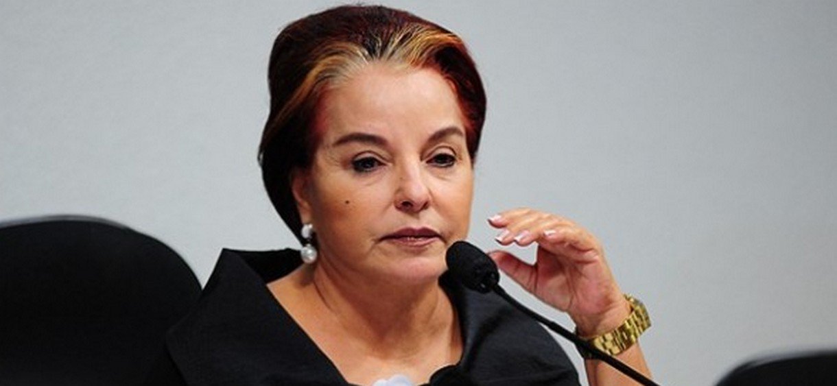 Dona Iris monopoliza caravana e espanta aliados Dona Iris monopoliza caravana e espanta aliados