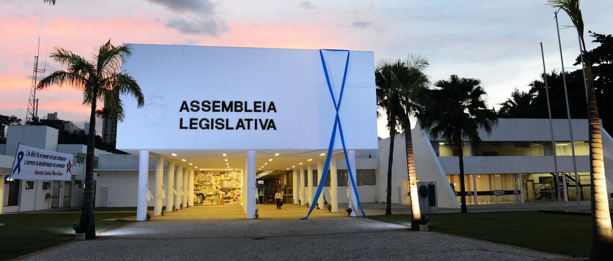 Escândalo na Assembleia goiana: salário de R$ 44 mil Escândalo na Assembleia goiana: salário de R$ 44 mil